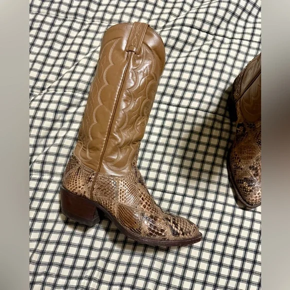 Tony Lama vintage cowboy boots. Snake skin pattern. Size 6. - Picture 4 of 4